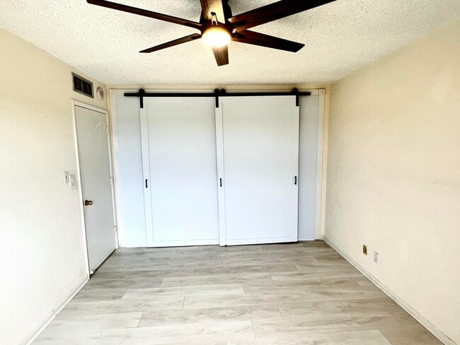 Building Photo - 1069 Hillsboro Mile