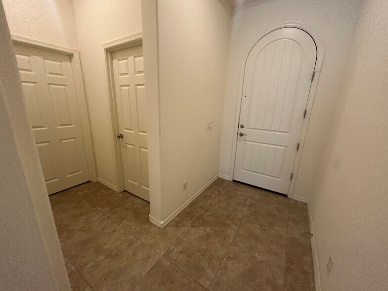 Building Photo - 3841 E Powell Pl