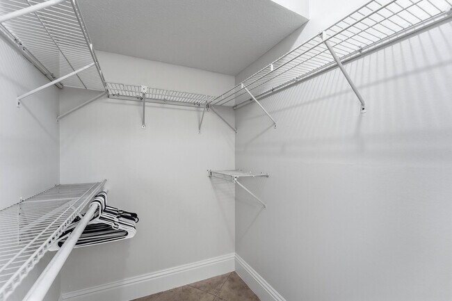 Building Photo - 1427 E Hillsboro Blvd
