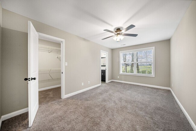 Building Photo - 2 Bedroom Condo For Rent With Community Swimming Pool!