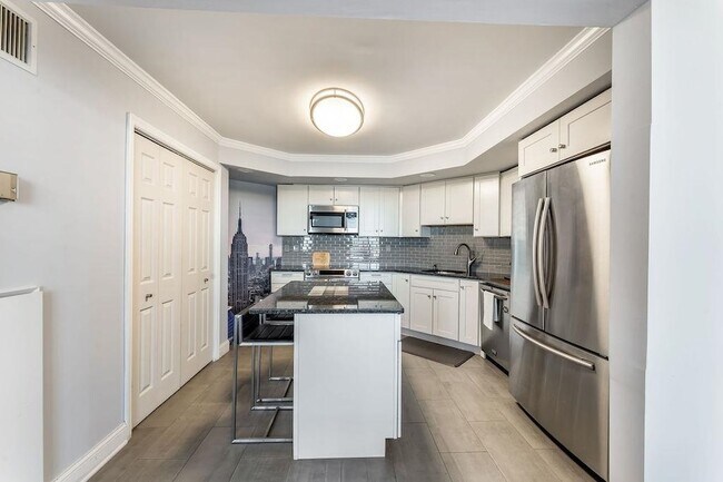 Building Photo - 2110 Harmon Cove Tower