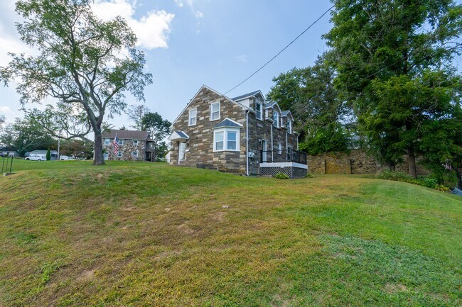 Building Photo - Rare 4 bed Gem in Marple Newtown