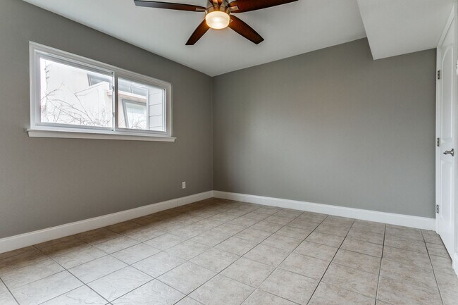 Building Photo - 2-BEDROOM CONDO AT OLMOS PARK TOWNHOMES