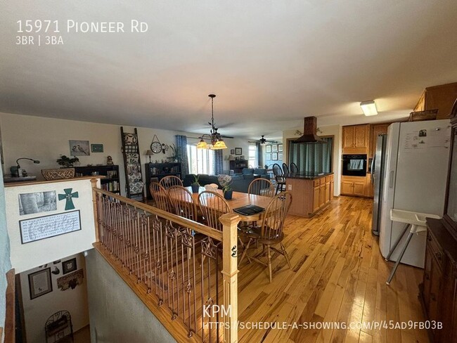 Building Photo - 3 BED | 2.5 BATH | HUGE DOUBLE GARAGE | FA...