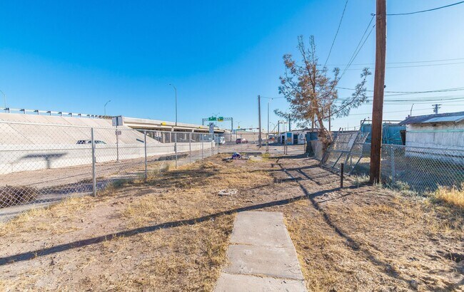 Building Photo - Charming 2 bedroom, 1 bath home in East El Paso!