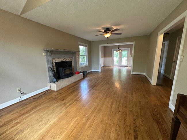 Building Photo - Large Weaverville Rental!