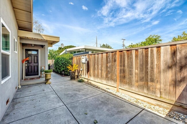 Building Photo - Gorgeous Vibrant Home In Santa Clara