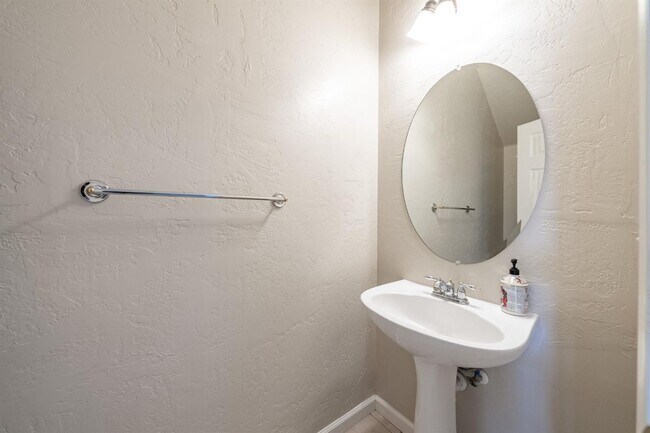 Building Photo - Beautifully Updated North Clovis 3/3