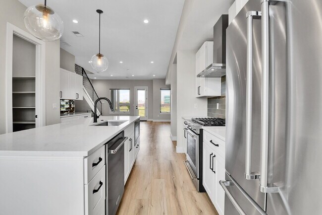 Building Photo - $3,200 - 2 Bed, 2.5 Bath Townhome in Prime...