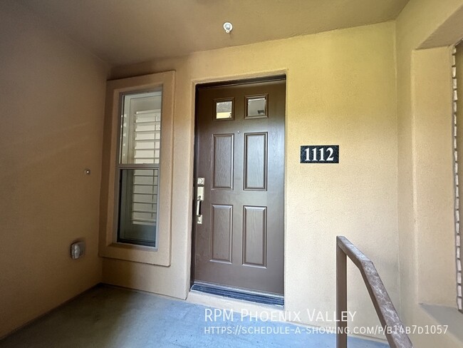 Building Photo - Gated 2 Bed / 2.5 Bath Unit with 2 car Garage