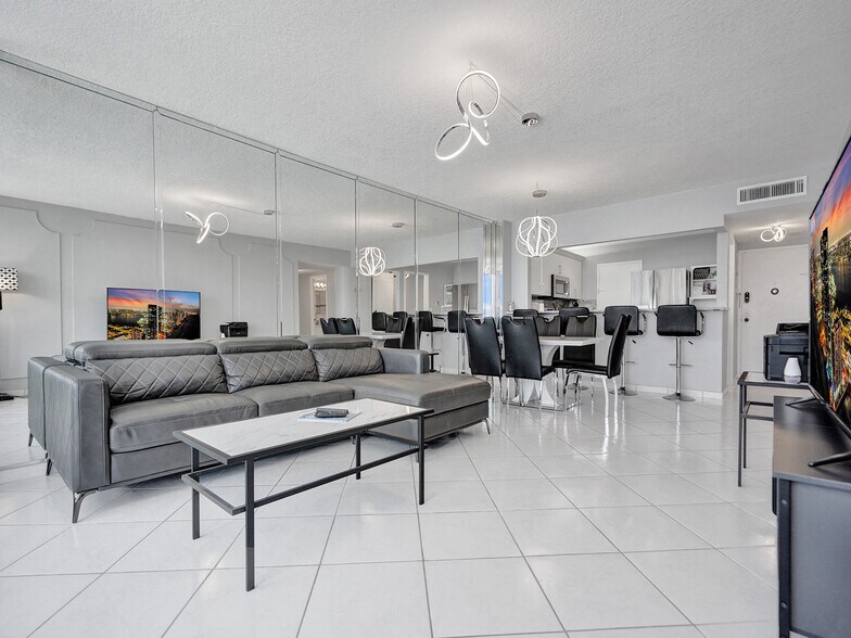 Building Photo - 3725 S Ocean Dr