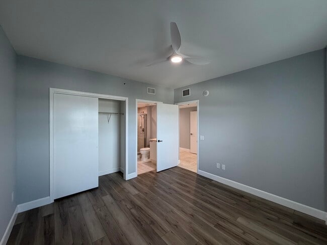 Building Photo - 15051 Royal Oaks Ln
