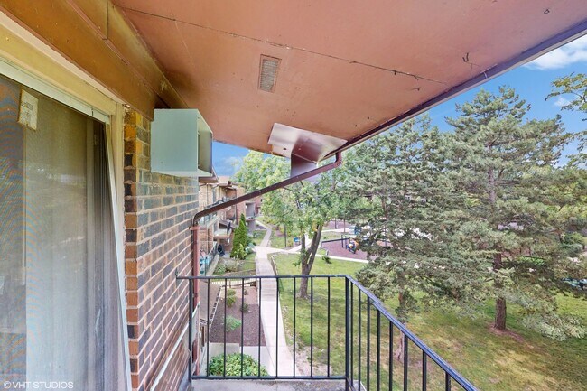 Building Photo - 2432 Waterbury Dr