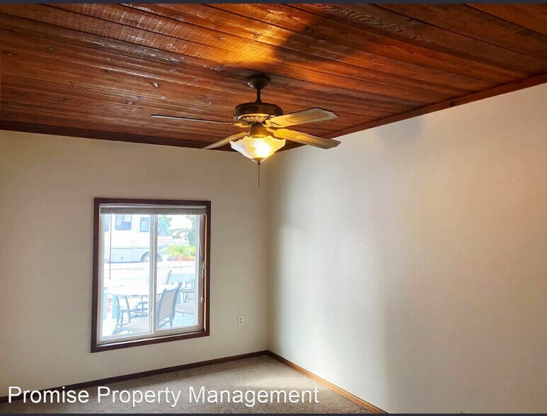 Carpeted bedroom w/ceiling fan. - 934 S Myers St