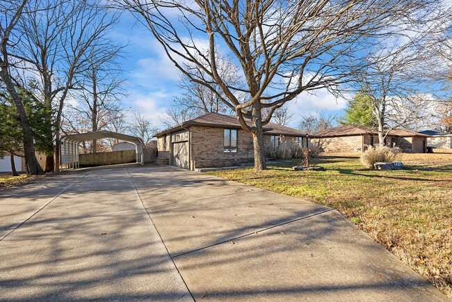 Building Photo - Spacious WIllard home with large lot and c...