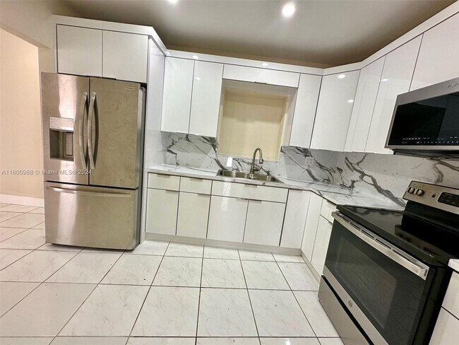 Building Photo - 775 NW 168th Dr