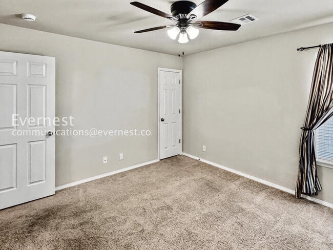 Building Photo - 3 Bed/2 Bath Home with Fenced Yard & Garage / Pet-Friendly / Available Soon!