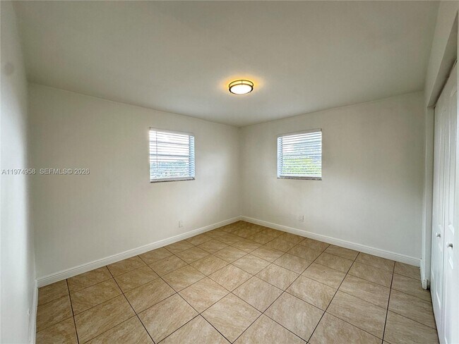 Building Photo - 5621 SW 36th Ct