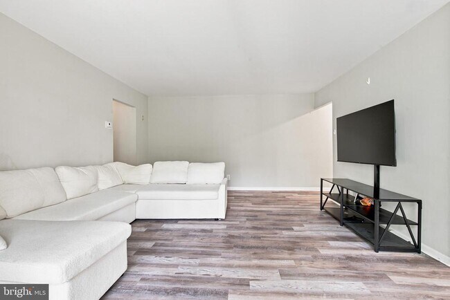 Building Photo - 3814 Lyndhurst Dr