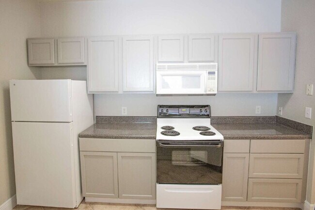 Building Photo - Gorgeous Condo near beaches, shopping and highways