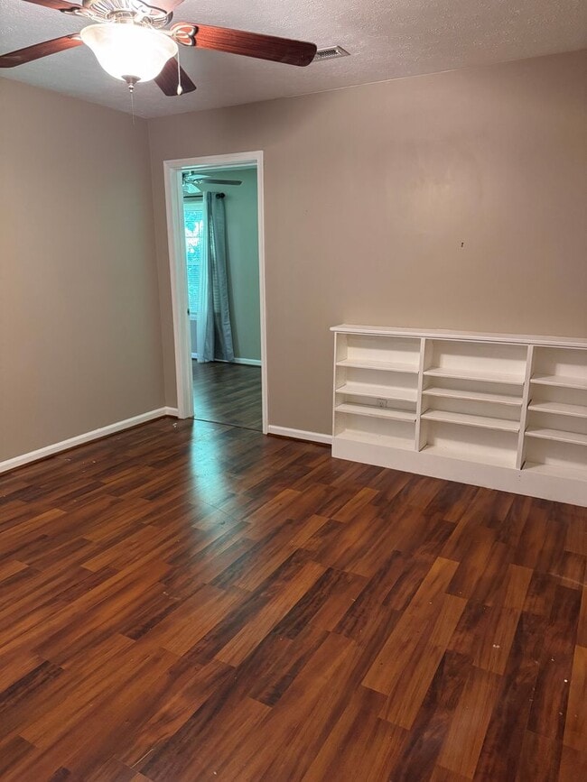 Building Photo - 2 Bedroom || 2 Bathroom - Single Level Tow...
