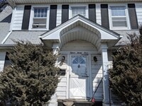 Building Photo - 2 BR/1.5 BA