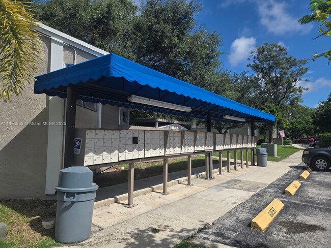 Building Photo - 15798 Woodgate Ct