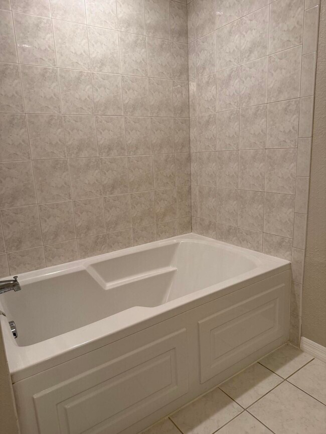 Building Photo - 1739 N Dovetail Dr