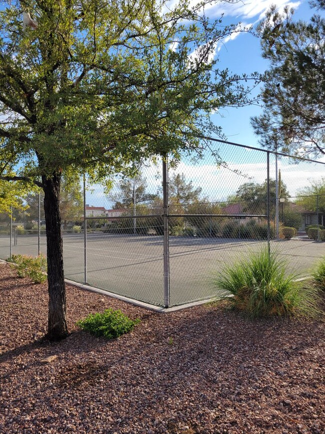 Building Photo - Rent Ready Single Story Townhome 3/2/ with 2 car