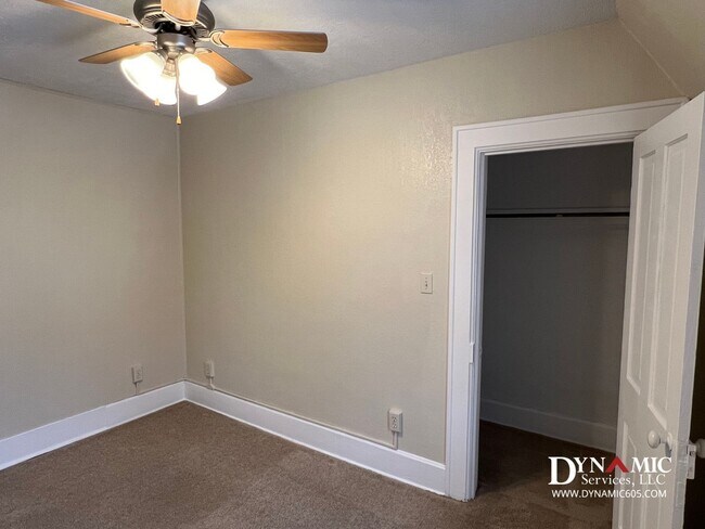 Building Photo - 813-815 S Summit Ave