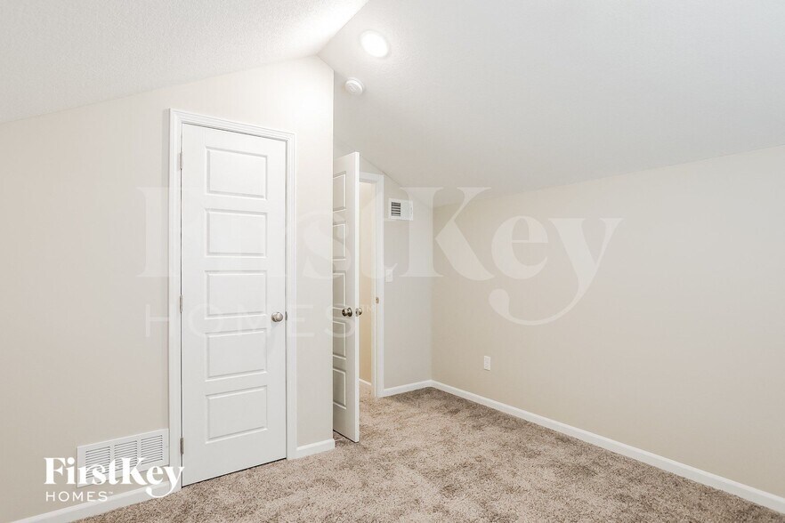 Building Photo - 5015 N Wheeling Ave