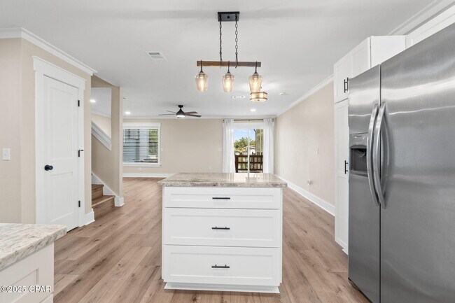 Building Photo - 1335 Capri Dr