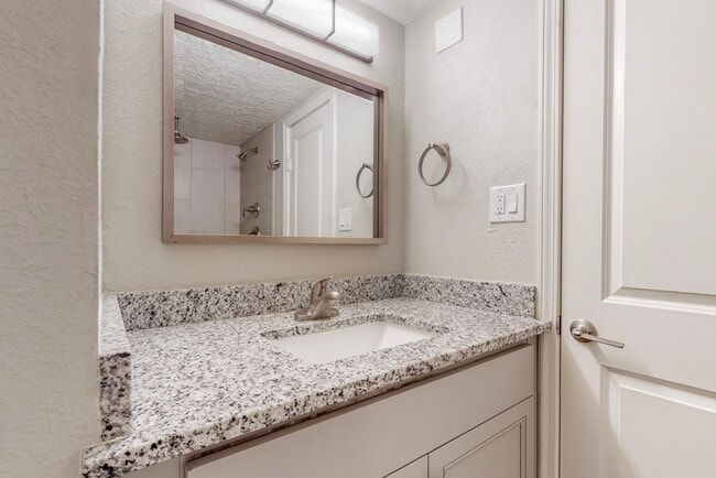 Building Photo - 1100 Alvarado Dr SE