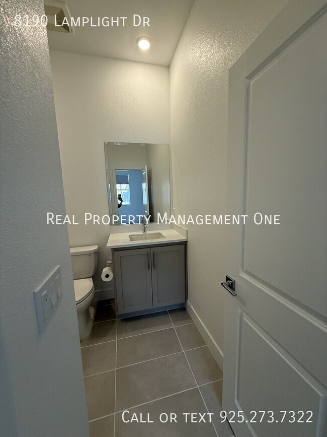 Building Photo - 8190 Lamplight Dr