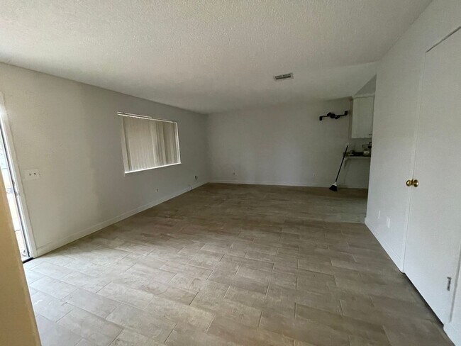 Building Photo - APPLE VALLEY- REFURBISHED 2 BEDROOM , 2 BATHROOM APARTMENT