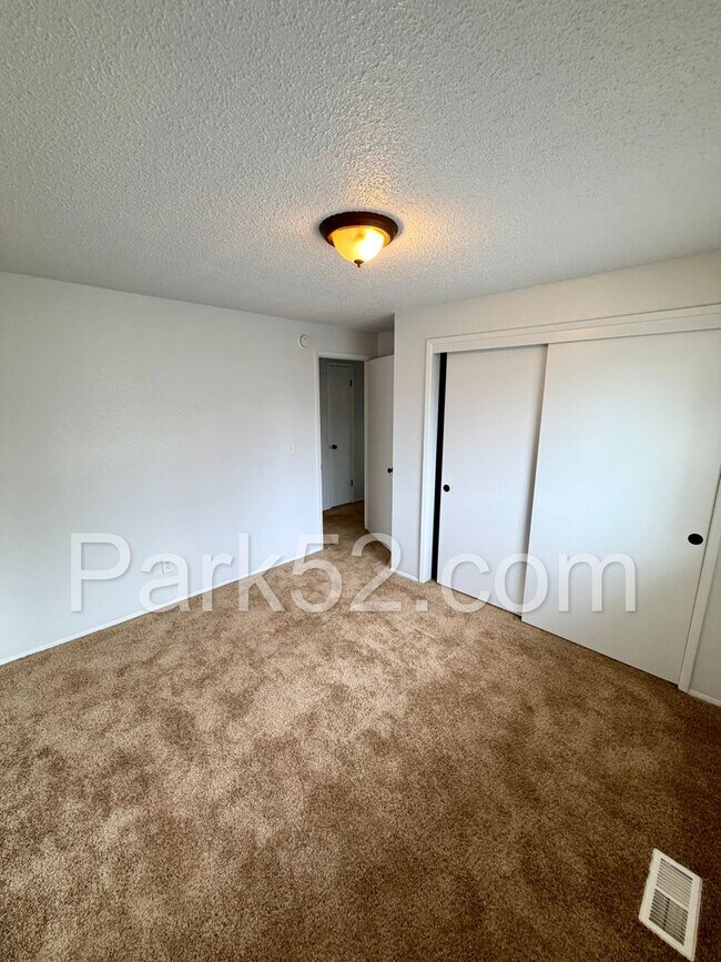 Building Photo - $100 OFF 1st Month's Rent!  Spanaway Area 3 Bedroom Rambler