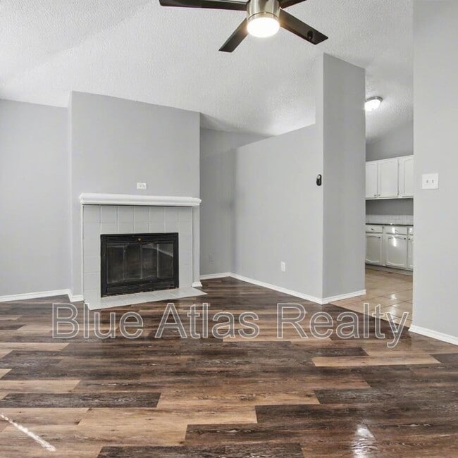 Building Photo - 1009 W Hills Terrace