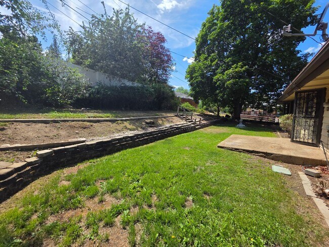 Building Photo - Wonderful Home on the south hill