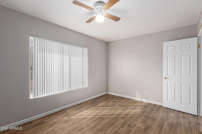 Building Photo - 5138 W Desert Cove Ave