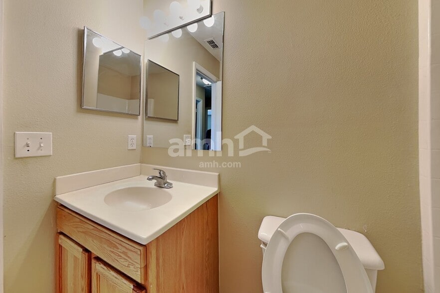Building Photo - 30500 Birdhouse Dr