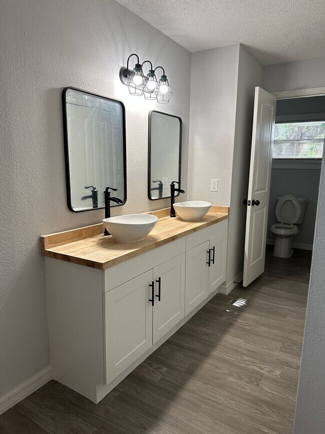 Building Photo - Beautiful, newly renovated 3-bedroom 2 bath home located in Winter Park