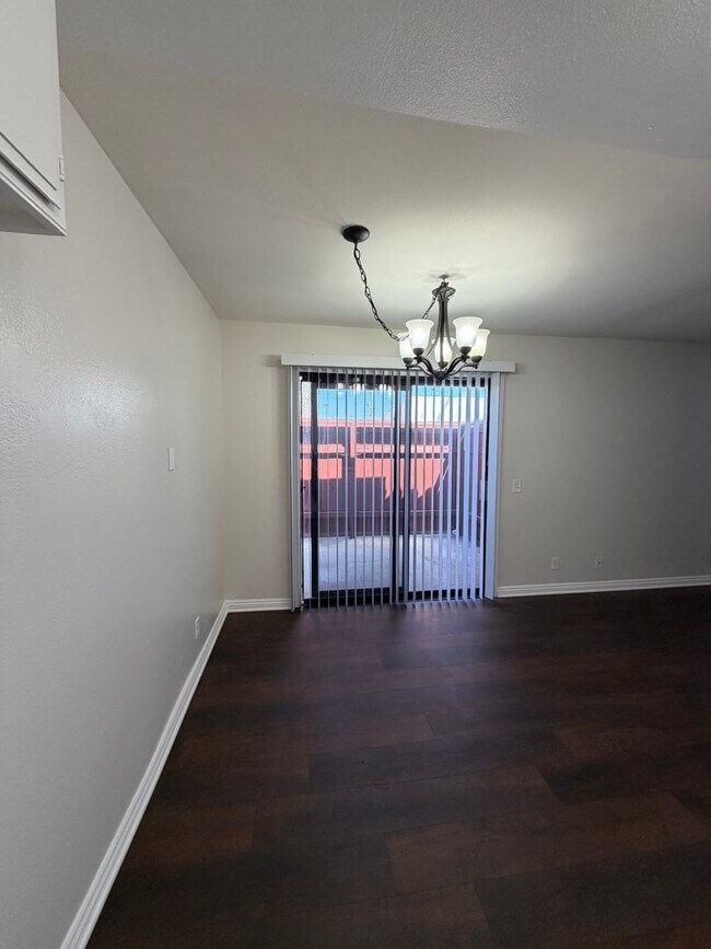 Building Photo - 1125 E Ventura St
