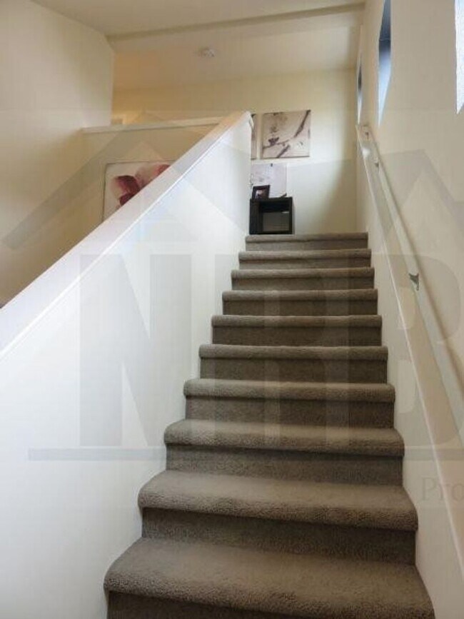Building Photo - Beautiful 4 Bedroom Home located in a Gate...