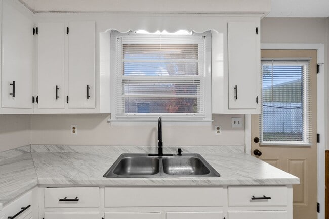 Building Photo - 125 Tandy Dr