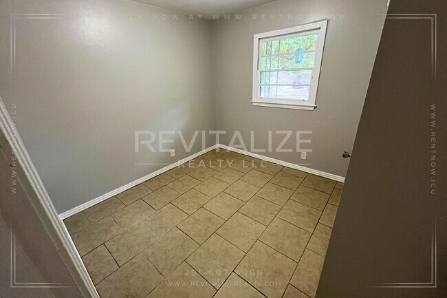 Building Photo - Move-in Ready