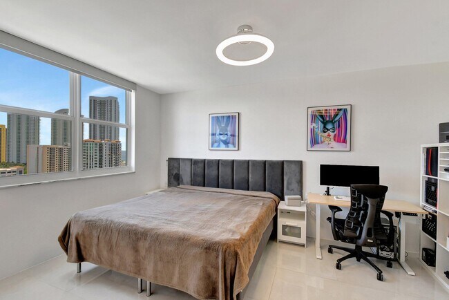 Building Photo - 300 Bayview Dr