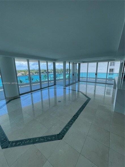 Building Photo - 5025 Collins Ave