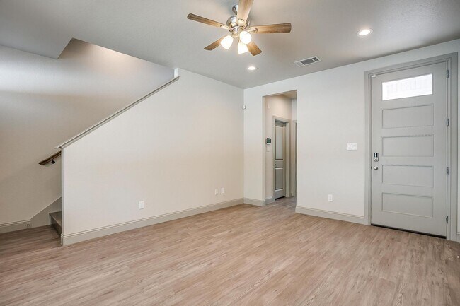 Building Photo - 2834 Wayside Ave