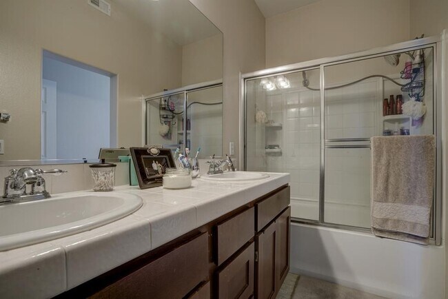 Building Photo - 3 Br SanElijoTownhome 2 car garage Granite...