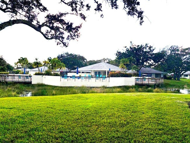 Building Photo - 202 Club Dr